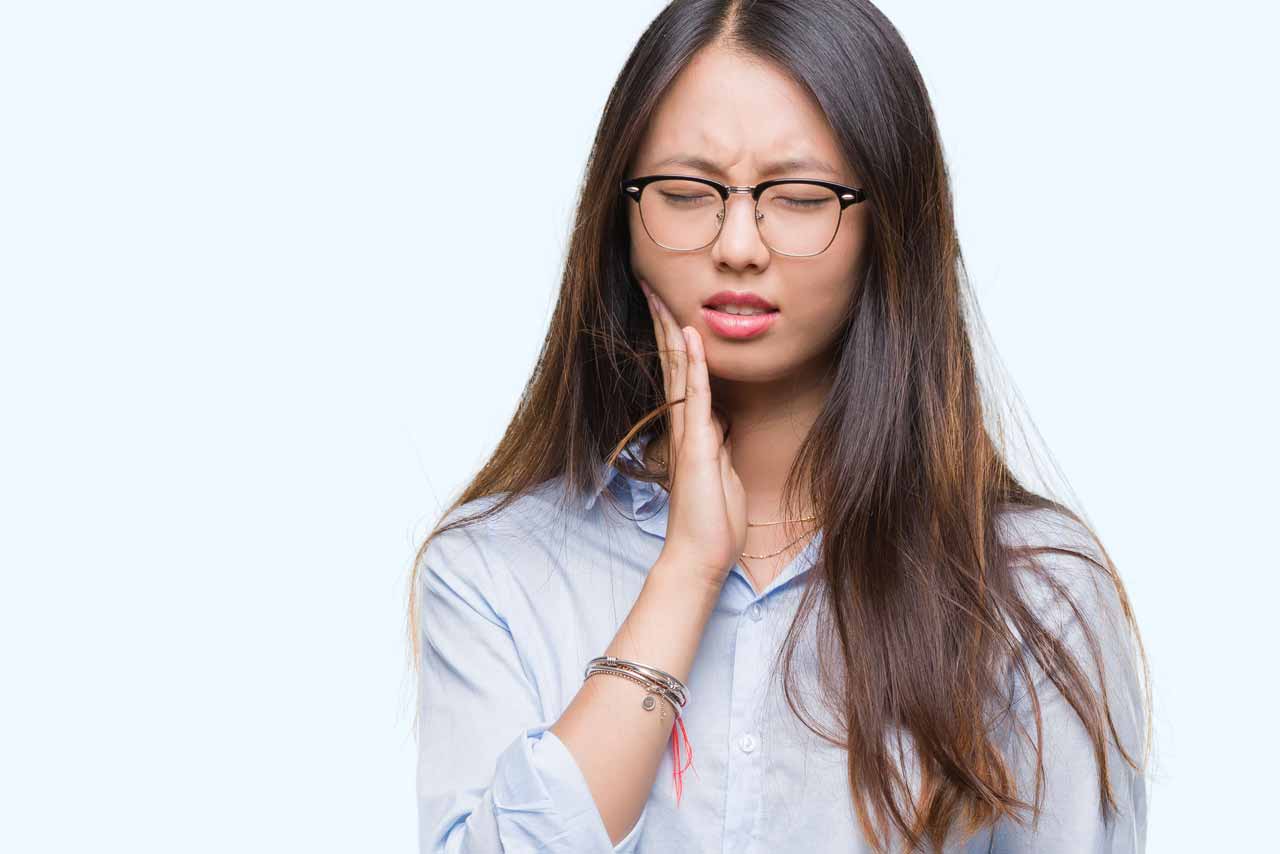 woman suffering from severe wisdom tooth pain