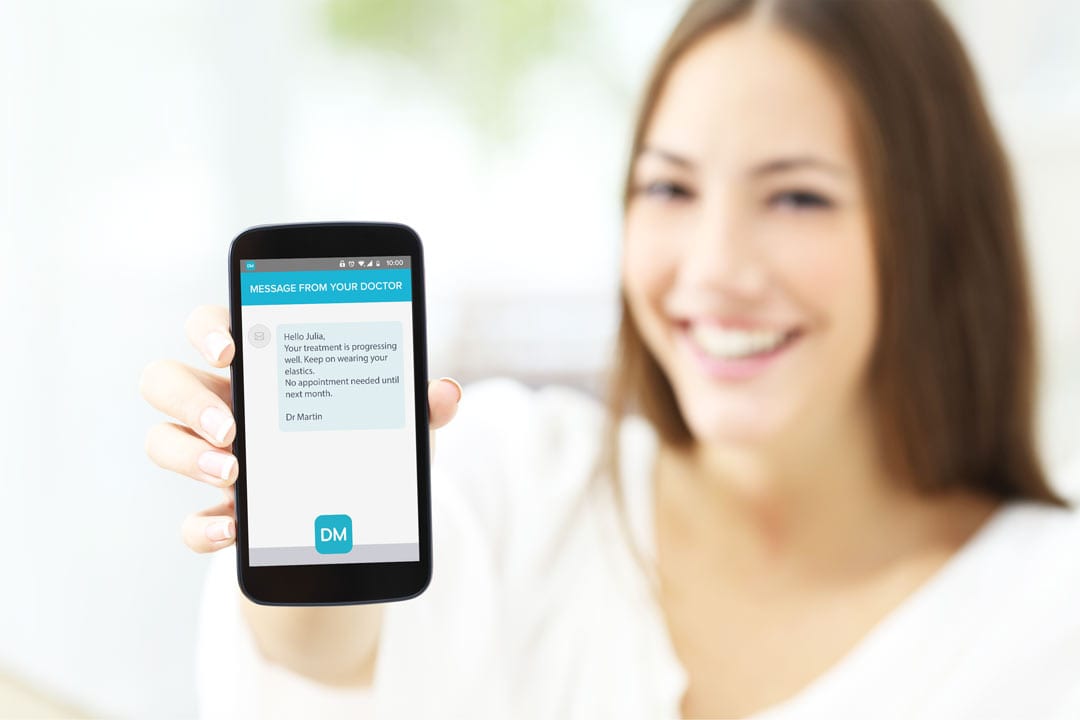 Dental-Monitoring-Messages woman showing her dental monitoring app and messages