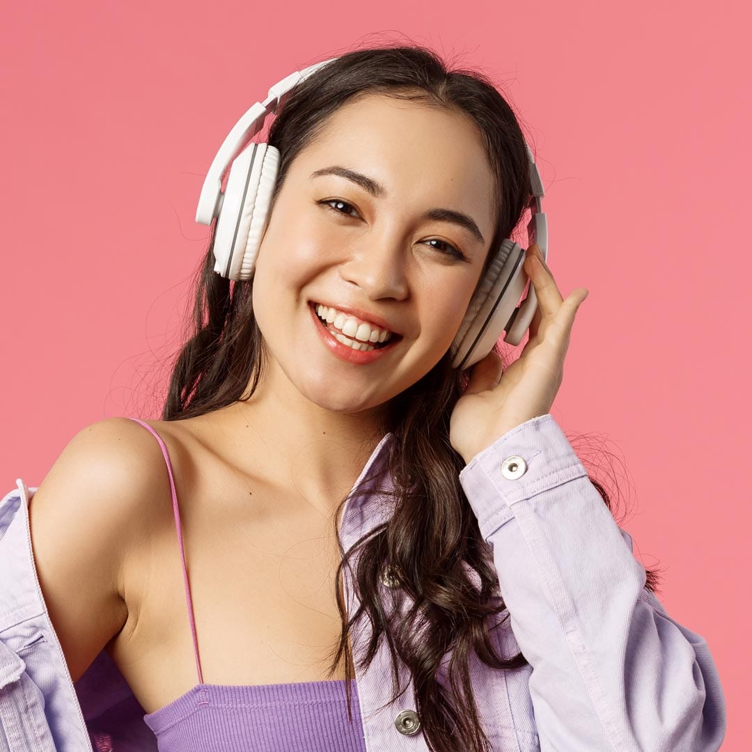 lady-wearing-braces-and-smiling Lady wearing braces and smiling in Singapore