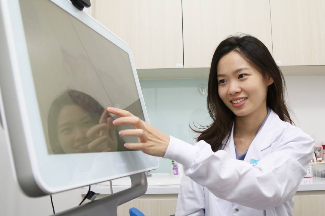 dr-bernice-tan-using-invisalign-itero Dr Bernice Tan with iTero intraoral scanner